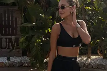 /dames/heet-bo-praet-bewijst-in-bikini-dat-ze-echt-wel-een-van-de-lekkerste-babes-van-vlaanderen-is