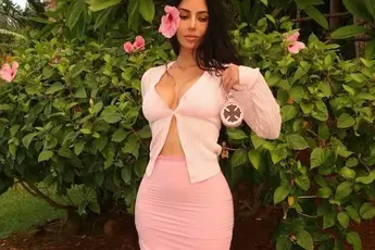 /dames/kim-k-doet-weinig-moeite-om-haar-kroonjuwelen-te-verbergen-en-gelukkig-zijn-daar-fotos-van