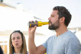 /actua/tot-500-euro-gas-boete-als-je-in-deze-vlaamse-stad-op-straat-alcohol-drinkt