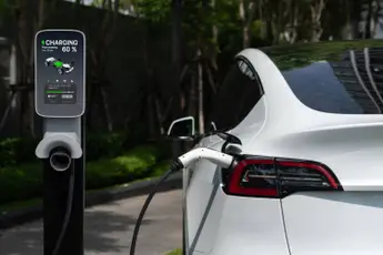 /wheels/je-elektrische-auto-kan-met-een-volle-batterij-toch-stranden-dit-kleine-onderdeel-is-vaak-de-boosdoener