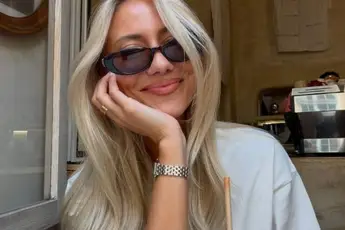 /dames/celine-van-ouytsel-springt-op-tram-3-haar-lekkerste-bikinikiekjes-om-dat-te-vieren