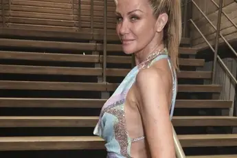 /dames/debby-pfaff-51-showt-haar-figuur-in-opvallend-badpak-wat-een-prachtige-vrouw-fotos