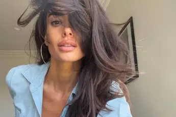 /dames/bianca-van-damme-dochter-van-jc-komt-extreem-kortgerokt-voor-de-dag-en-showt-haar-eindeloze-benen