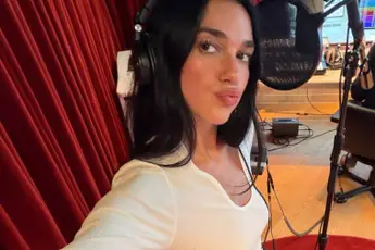/dames/heerlijk-dua-lipa-poseert-in-een-outfit-waar-je-toch-redelijk-gemakkelijk-doorkijkt-fotos