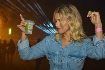/nieuw-op-clint-tv/zingende-wcs-en-heerlijke-festivalgangers-amy-courtens-op-voodoo-village