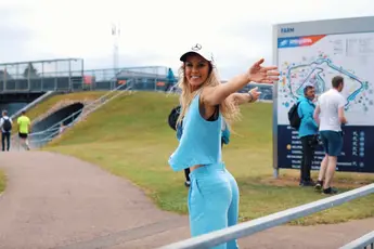 Joke Van de Velde dompelt je onder in de Formule 1-gekte op Silverstone