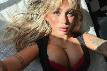 De ondeugende Zoe Consagra stel je waarschijnlijk niet zo snel voor aan je ouders!