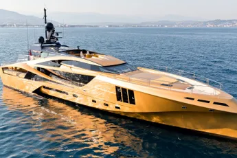 Maak kennis met Khalilah: dit imposante gouden jacht ademt luxe!