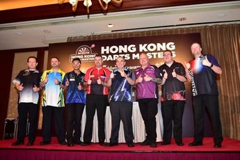 Raymond van Barneveld in actie op de Hong Kong Darts Masters 2015
