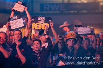 Uniek moment op de PDC Q School vandaag, de eerste 9-darter ooit is gegooid