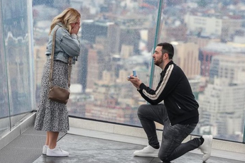 Luke Humphries is in New York op de knieën gegaan om vriendin ten huwelijk te vragen