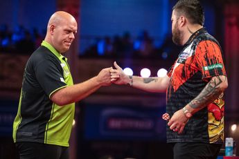 Michael van Gerwen gaat zijn vijfde finale spelen tegen Humphries na winst op Smith