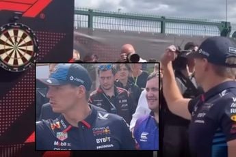 VIDEO: Max Verstappen verslaat score van Luke Littler aan dartbord in F1 paddock van Silverstone