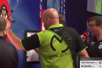 Pijnlijk moment tussen Michael Smith en Michael van Gerwen in halve finale World Matchplay