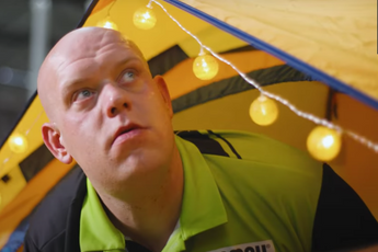 Beelden nieuwe commercial met Michael van Gerwen in zijn tent en gele zwembroek