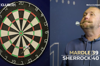 VIDEO: Wayne Mardle speelt potje darts tegen Fallon Sherrock en eindigt met zijn trickshot