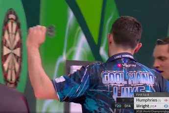 VIDEO: Luke Humphries toont zich van andere kant aan het slot in duel met Peter Wright