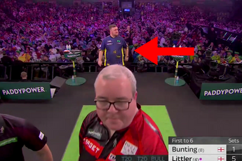 VIDEO: Stephen Bunting toont ballen en daagt Luke Littler uit die vervolgens dit doet