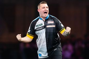 WK Darts: Dobey bedwingt na vijf gemiste matchdarts toch de zenuwen en verslaat Price voor halve finaleplek