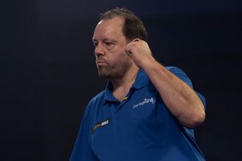 Lowe admits pressure is off in darting career due to full-time job: "I think that works as well"