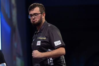 Roman Benecky signs with Mission Darts