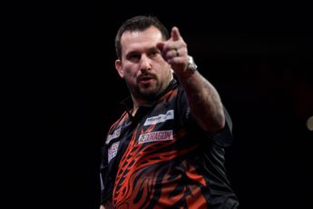 Clayton joins select group of players to finish top of Premier League Darts table after London