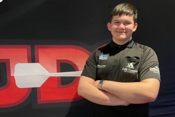 Coates takes aim at joining professional ranks after signing new contract with Unicorn Darts