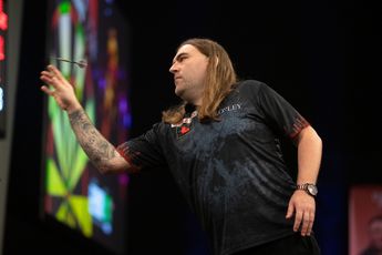 Searle survives late resolve from Gawlas to seal straight sets win at PDC World Darts Championship