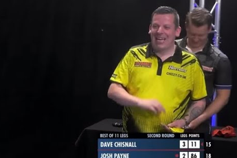 VIDEO: Chisnall has to correct referee at Players Championship 12
