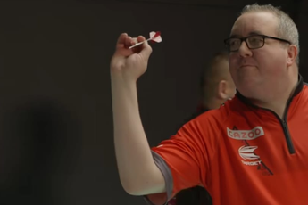 VIDEO: Aspinall and Bunting play extraordinary darts game: match with opponent's darts