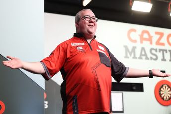 "The crowd were unbelievable" - Fan favourite Stephen Bunting roars back from the brink to keep hopes of Masters glory alive
