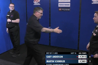 VIDEO: Gary Anderson has to give up mid-match against Martin Schindler due to shoulder injury