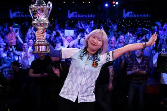 Suzuki's BDO World Championship trophy handed over to Des Jacklin hours before WDF Lakeside opener