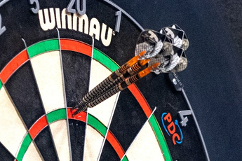 Disqualifiziert: Darter wirft einen Dart in das Bein des Callers bei den Antwerp Open