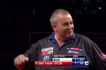 THROWBACK VIDEO: Taylor gewinnt Premier League Darts 2010 nach legendärem Finale mit zwei 9-Dartern