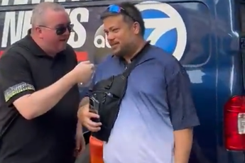 VIDEO: Bunting versucht sich auf lustige Weise als Nachrichtenreporter in den Vereinigten Staaten