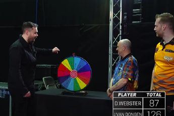 VIDEO: Van Dongen en Webster nemen het tegen elkaar op in potje 'Forfeit Darts'