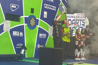 Van Barneveld wint demonstratietoernooi in Boedapest na dikke zege op Van Gerwen in finale
