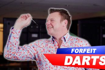 VIDEO: Mason en Warriner nemen het tegen elkaar op in potje Forfeit Darts