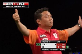 THROWBACK VIDEO: Chinese darter Wenge Xie gaat uit z'n plaat na 171-score op World Cup of Darts