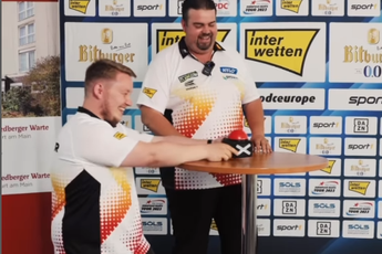 VIDEO: Clemens en Schindler nemen het tegen elkaar op in World Cup of Darts-quiz