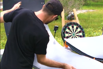 VIDEO: Zo zag u wellicht nog nooit een pijl in de bullseye vliegen