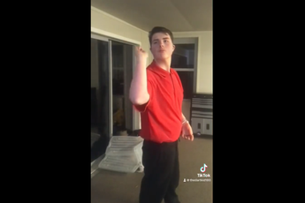 VIDEO: Dartsfan imiteert Littler met bijhorende gebaren