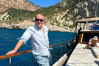 "Genieten van mijn vrije dagen met het gezin": Van Gerwen pakt zijn rust op vakantie met vrouw en kinderen op Ibiza