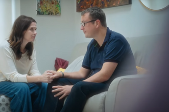 VIDEO: Scheidsrechter Kirk Bevins blijkt tot irritatie van vriendin ook thuis scheidsrechter te spelen