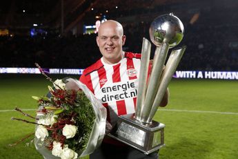 Michael van Gerwen feliciteert PSV met behalen van 25ste landstitel