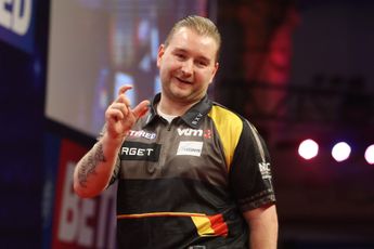 VIDEO: Dimitri Van den Bergh treurt niet lang om uitschakeling op World Matchplay en geeft het beste van zichzelf op de dansvloer