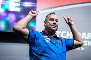 Jermaine Wattimena met whitewash langs hele slechte Peter Wright, Luke Littler verrassend uitgeschakeld op EK Darts