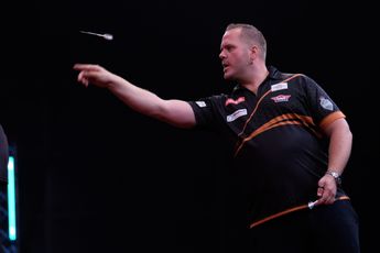 Dirk van Duijvenbode fors onderuit tegen Gabriel Clemens op Hungarian Darts Trophy