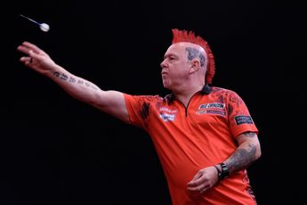 Peter Wright wint makkelijk van Jeff Smith in Amsterdam; Daryl Gurney knikkert Gerwyn Price eruit op World Series Finals